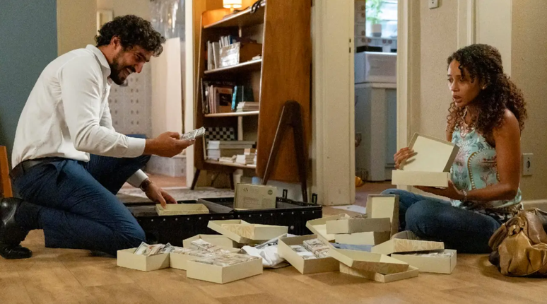 Em 'Vale Tudo', Raquel e Ivan entram em dilema após encontrarem mala recheada com dinheiro