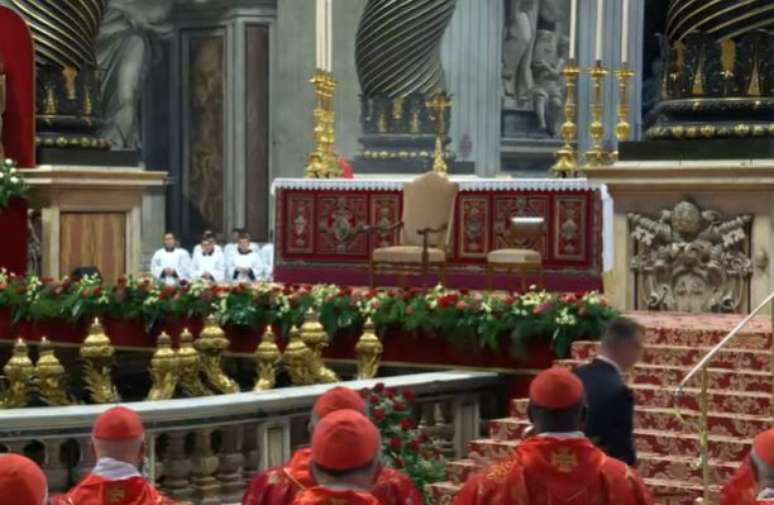 Cardeais celebram missa de abertura de conclave