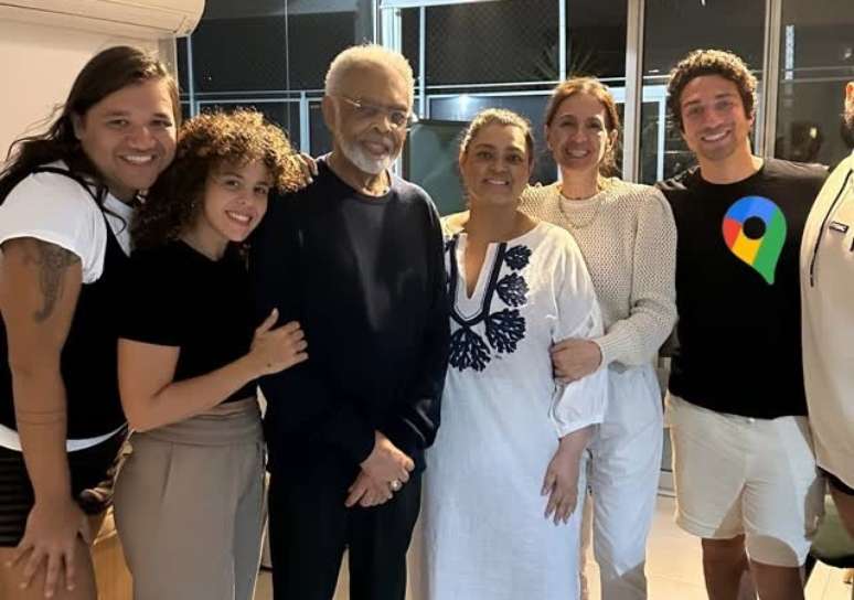 Flora Gil shares a photo with preta: “At home” Flora Gil shares a photo with preta: “At home”