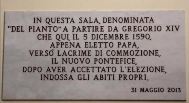 Na parede, tem uma placa de 31 de maio de 2013, que diz: “Neste quarto, chamado ‘das lágrimas’ a partir de Gregório XIV que aqui, em 5 de dezembro de 1590, assim que foi eleito Papa, derramou lágrimas de emoção, o novo Pontífice, depois de ter aceitado a eleição, veste suas próprias vestes”.