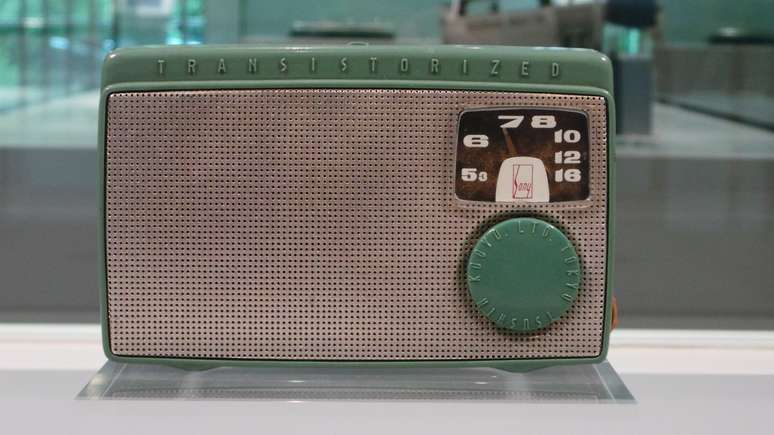 O TR-55, lançado em 1955, foi o primeiro rádio transistorizado da Sony, e o primeiro a ser fabricado no Japão