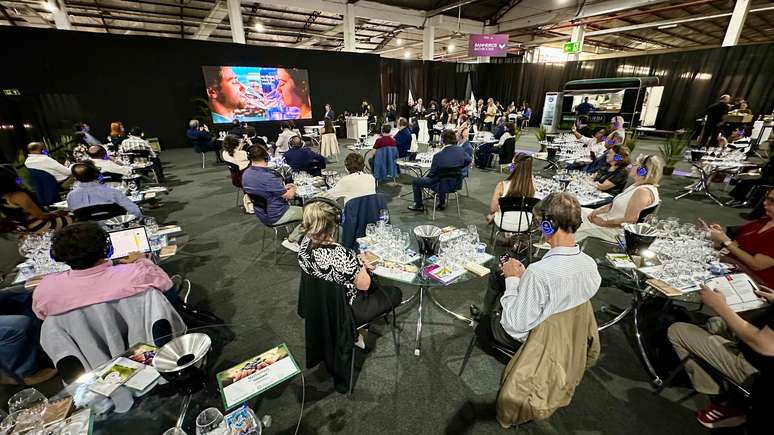 The public participates in the wine tastings during the Gonçalves Bento Fair
