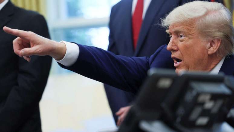 Freagraíonn Donald Trump ceisteanna ó iriseoirí tar éis dóibh an conradh déthaobhach a shíniú leis an Ríocht Aontaithe ar an Déardaoin (8).