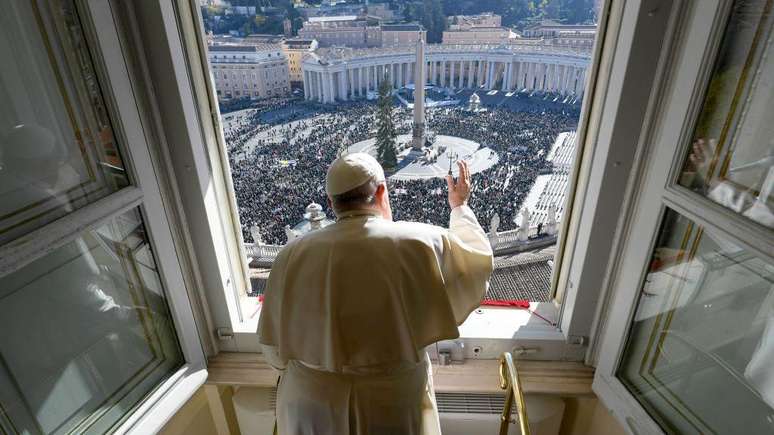 Ap&oacute;s a elei&ccedil;&atilde;o, o novo papa faz sua primeira apari&ccedil;&atilde;o p&uacute;blica na sacada da Bas&iacute;lica de S&atilde;o Pedro, no Vaticano, saudando e aben&ccedil;oando a multid&atilde;o