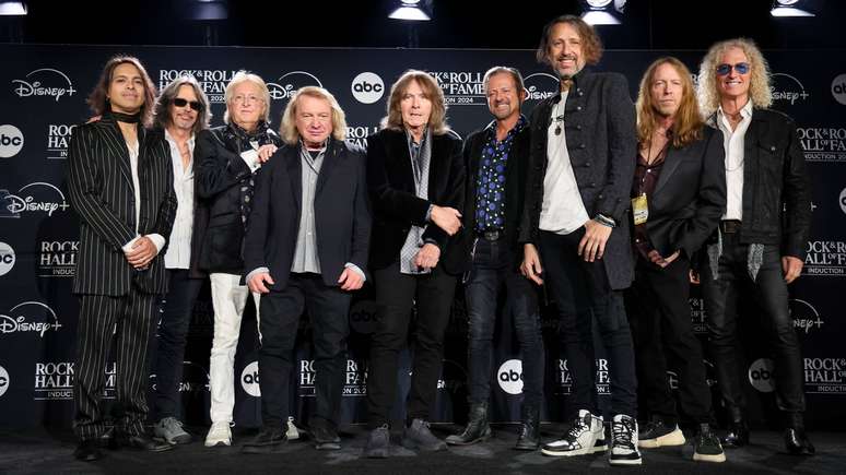 Ex e atuais membros do Foreigner no Rock and Roll Hall of Fame 2024 (E-D): Luis Maldonado, Kelly Hansen, Rick Wills, Lou Gramm, Al Greenwood, Chris Frazier, Michael Bluestein, Jeff Pilson e Bruce Watson -