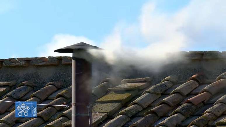 The white smoke leaves the fireplace and announces the new pope; Find out what are the next steps The white smoke leaves the fireplace and announces the new pope; Find out what are the next steps