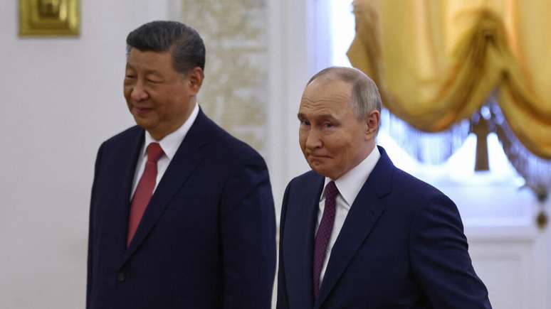 O presidente russo, Vladimir Putin, recebe o presidente chinês, Xi Jinping, em uma visita de três dias para comemorar a vitória sobre a Alemanha nazista, em 8 de maio de 2025.