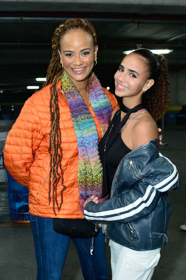 Luciana Mello curte noite de show com a filha, Nina -