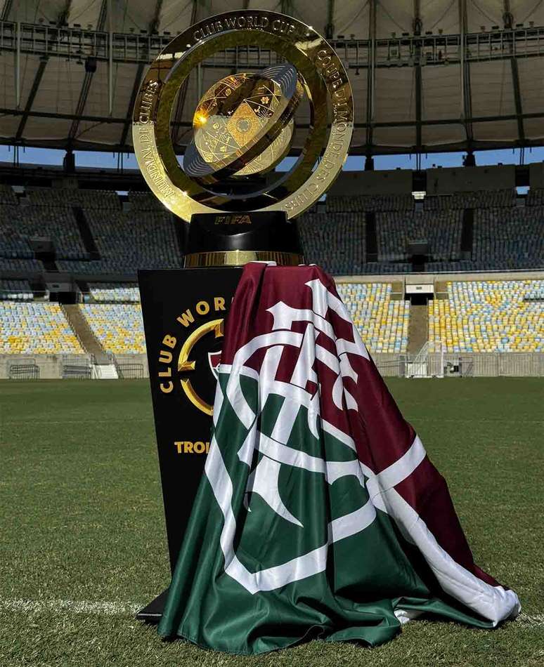 Ta&ccedil;a do Mundial com uma bandeira do Fluminense, um dos participantes do torneio &ndash;