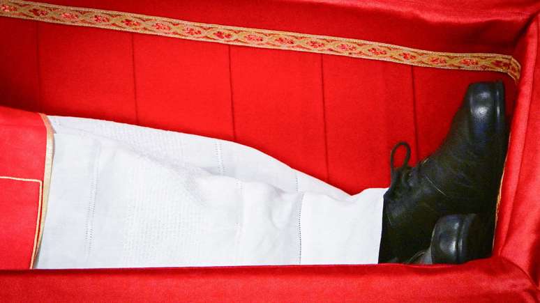 Sapatos pretos nos p&eacute;s do corpo do papa Francisco, durante seu vel&oacute;rio