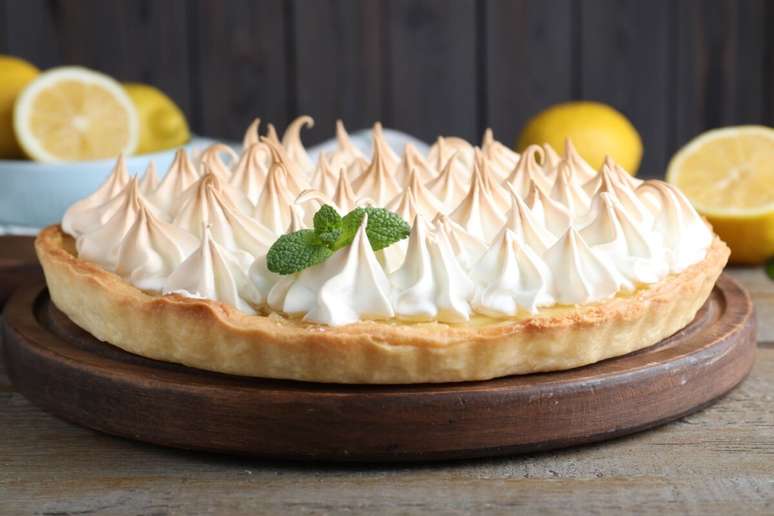 Torta de limão com merengue suíço tostado