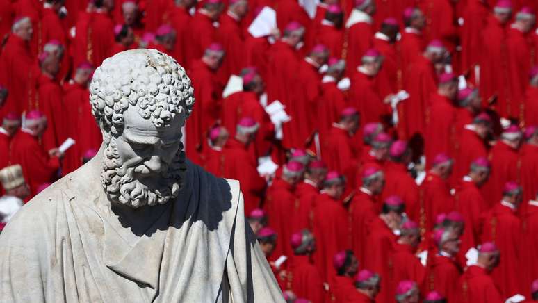 O olhar da est&aacute;tua de S&atilde;o Pedro observa o Vaticano. Ele era um homem casado.