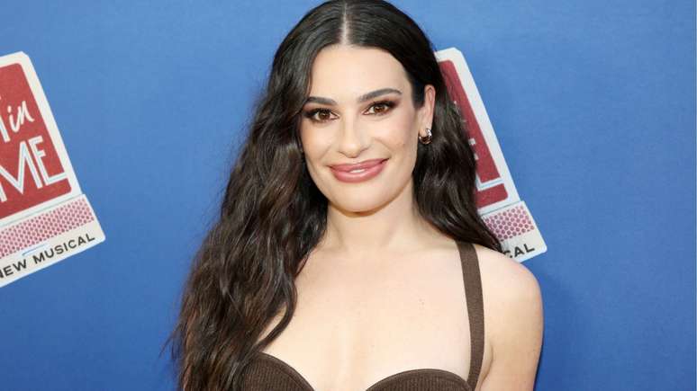 Lea Michele refutes the voice that he cannot read – reading aloud Lea Michele refutes the voice that he cannot read – reading aloud