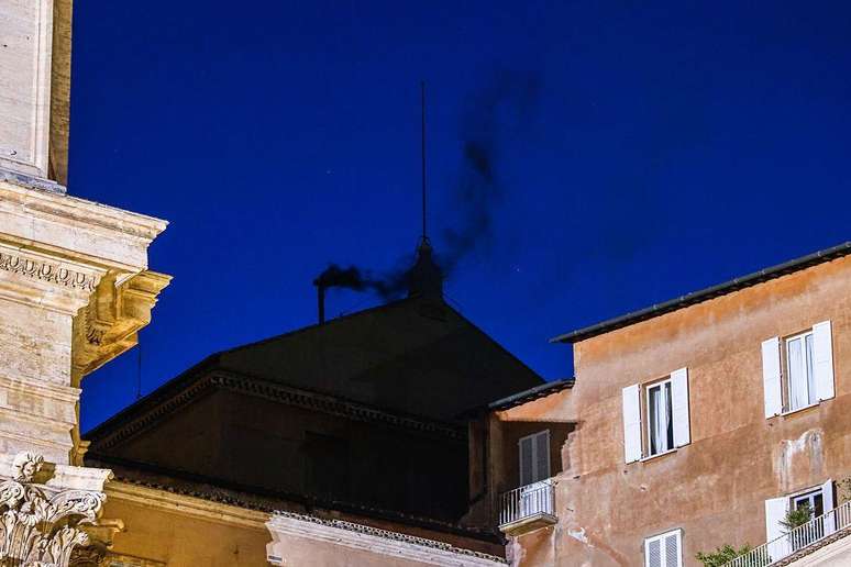 A fuma&ccedil;a preta que saiu da chamin&eacute; na quarta-feira (7/5) significa que o papa ainda n&atilde;o foi escolhido