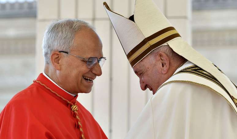 Qual é o signo do novo papa? Robert Prevost, eleito Leão XIV, tem diferença astrológica marcante ao antecessor, Francisco.