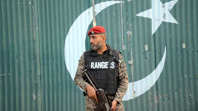 Soldado paquistan&ecirc;s patrulha no entorno de uma mesquita em Muridke atingida em ataque de 7 de maio