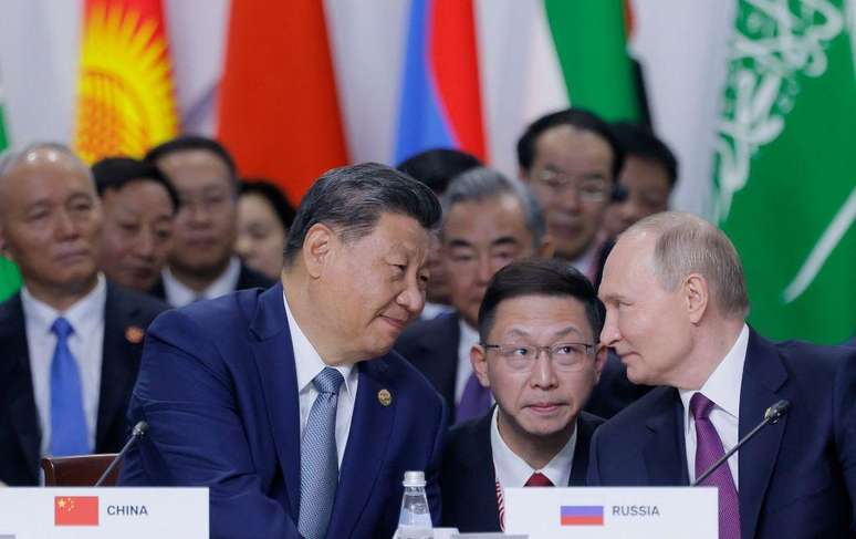 Putin e Xi Jinping durante c&uacute;pula dos Brics em Kazan, R&uacute;ssia, em 2024
