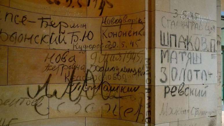 Algumas das paredes internas do Reichstag pichadas com dizeres como 'os russos estiveram aqui e sempre venceram os alemães'