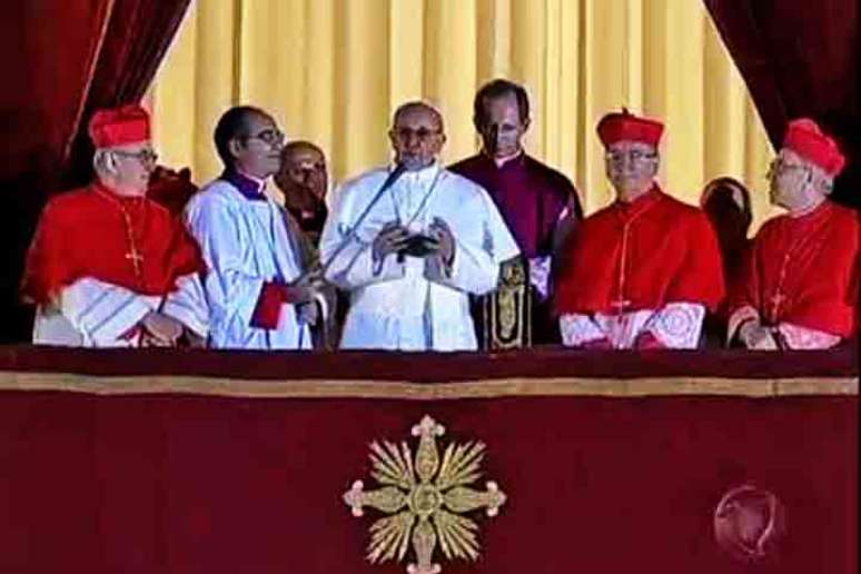 Cabe ao protodiácono fazer o anúncio oficial na sacada da basílica de São Pedro. Ele solta a famosa expressão “Habemus Papam!” (“Temos um Papa”).