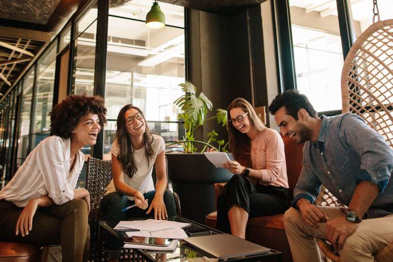 A comunicação é a base do networking, especialmente no trabalho híbrido 