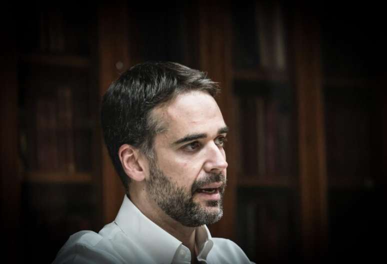 O governador Eduardo Leite, durante conversa com jornalistas na sede do Estadão