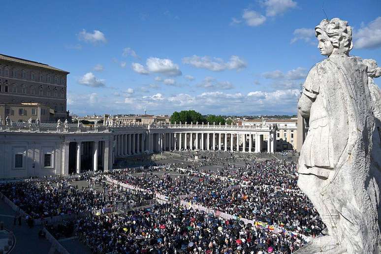 Dezenas de milhares de pessoas se reuniram na praça de São Pedro à espera da decisão sobre o novo papa