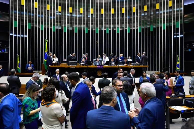 Câmara aprovou por 315 votos a favor e 143 contrários a suspensão da ação contra denunciados por tentativa de golpe