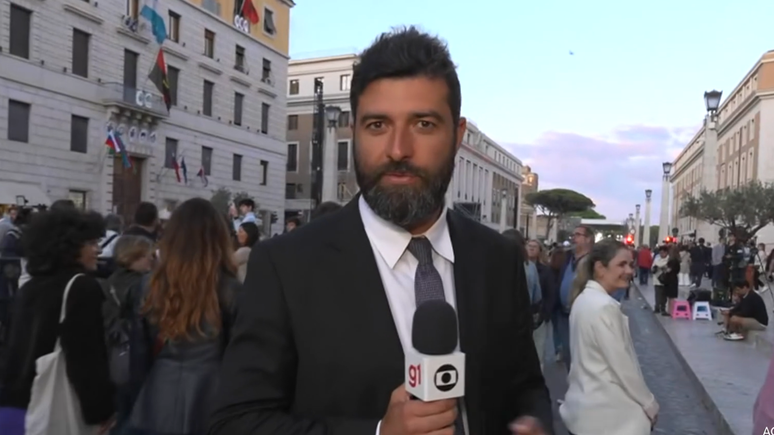 revistapazes.com - O QUE VOCÊ QUER COMIGO? Repórter da Globo leva 'coice' ao vivo de italiano durante revelação do Novo Papa