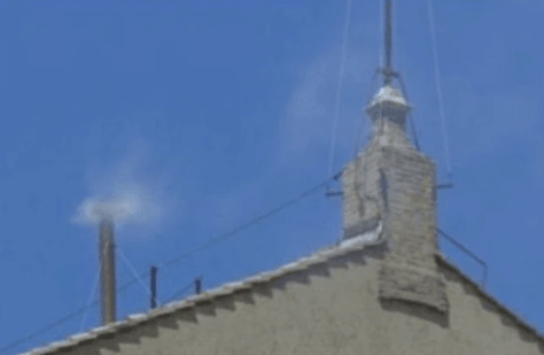 Fumaça branca indica que um novo papa foi escolhido