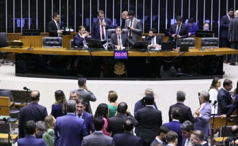 Câmara aprova manobra que suspende ação penal contra Alexandre Ramagem; medida pode beneficiar Jair Bolsonaro e outros acusados por tentativa de golpe de Estado