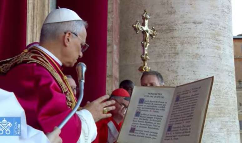 Papa Leão XIV dá a benção ao mundo inteiro