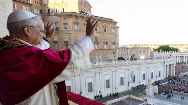 O Papa Leão XIV saúda o mundo pela primeira vez para conceder sua bênção Urbi et Orbi. O Cardeal Robert Francis Prevost foi eleito como o 267º Sucessor de Pedro pelos 133 cardeais eleitores, na quinta-feira, 8 de maio.