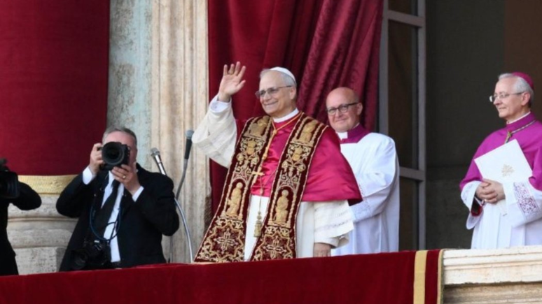 O Papa Leão XIV saúda o mundo pela primeira vez para conceder sua bênção Urbi et Orbi. O Cardeal Robert Francis Prevost foi eleito como o 267º Sucessor de Pedro pelos 133 cardeais eleitores, na quinta-feira, 8 de maio.