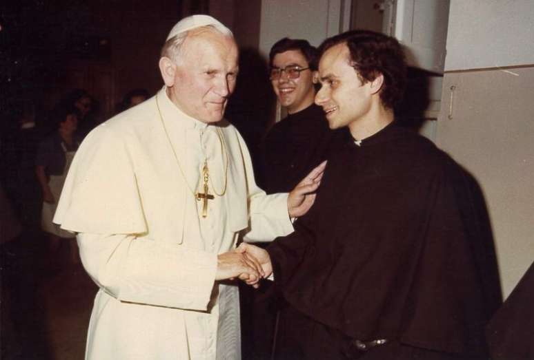 Robert Prevost com o papa João Paulo II