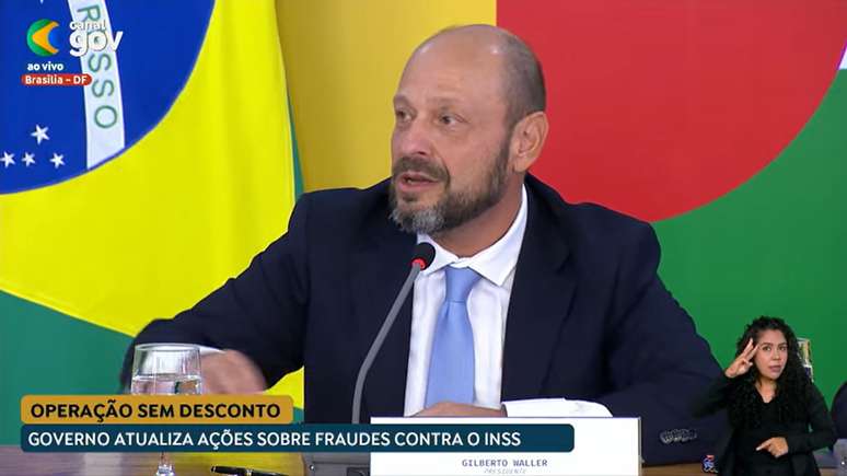 "Eles serão informados. Eles não precisam correr", disse Waller