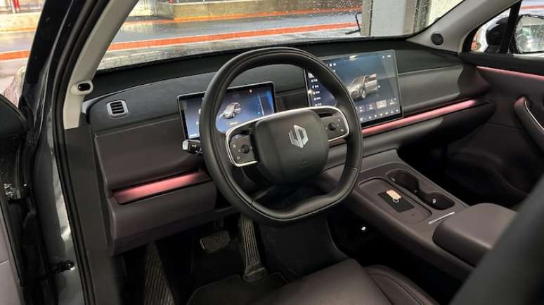 Interior do SUV tem apenas duas telas e nenhum botão no painel