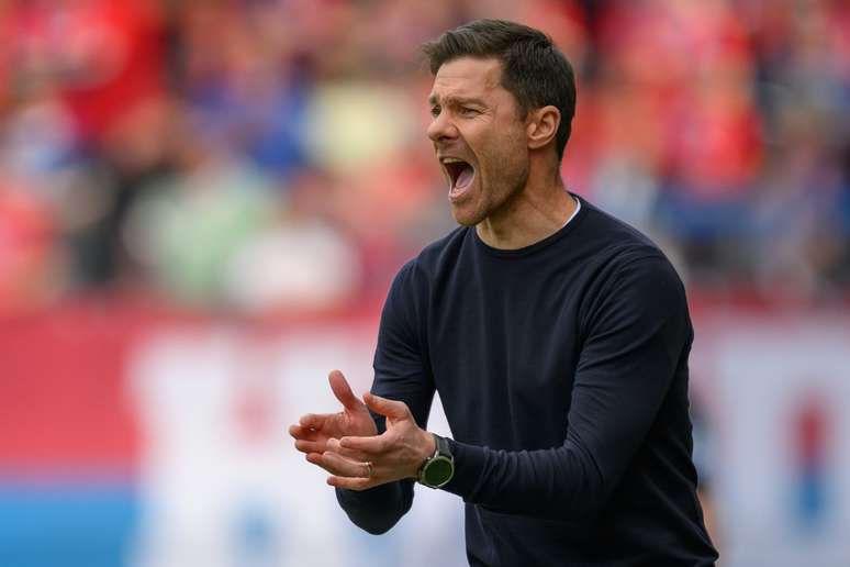 Xabi Alonso durante partida do Bayer Leverkusen 