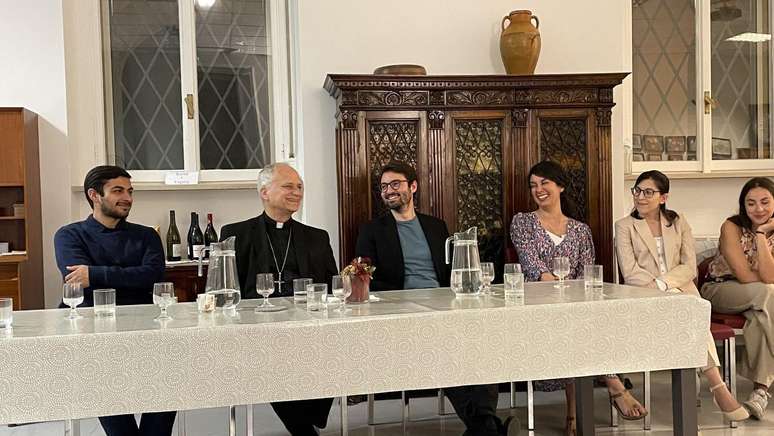 Prevost em bate-papo no Lay Centre, dirigido por brasileiro em Roma, em maio do ano passado. O brasileiro Filipe Domingues &eacute; o que est&aacute; ao centro da mesa de &oacute;culos, ao lado do ent&atilde;o cardeal