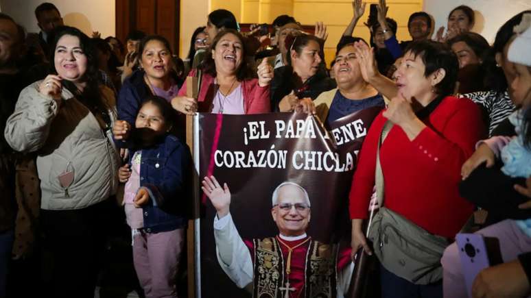 Fiéis em frente à Catedral de Santa Maria, Peru, após a eleição de Robert Prevost, que serviu como missionário e bispo no país, como Papa Leão XIV, quinta-feira, 8 de maio de 2025.