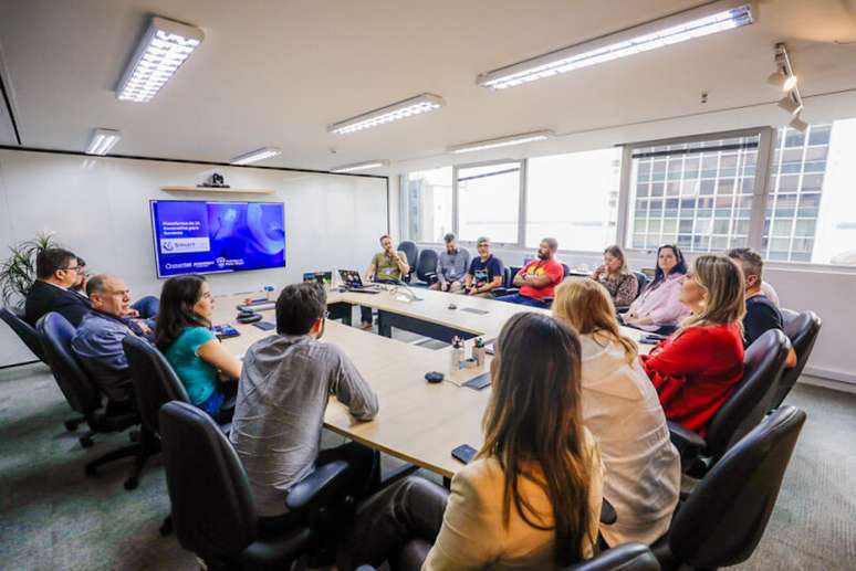 1376131530 20250508 julia ferreira apresentacao da plataforma ia 1 de 7