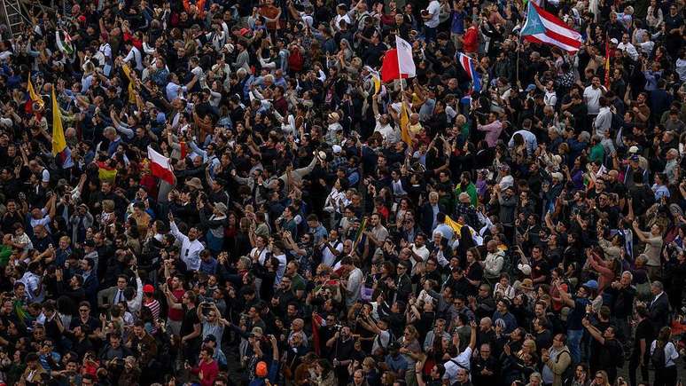 Milhares de pessoas se reuniram na Pra&ccedil;a S&atilde;o Pedro &agrave; espera do an&uacute;ncio do novo pont&iacute;fice da Igreja Cat&oacute;lica