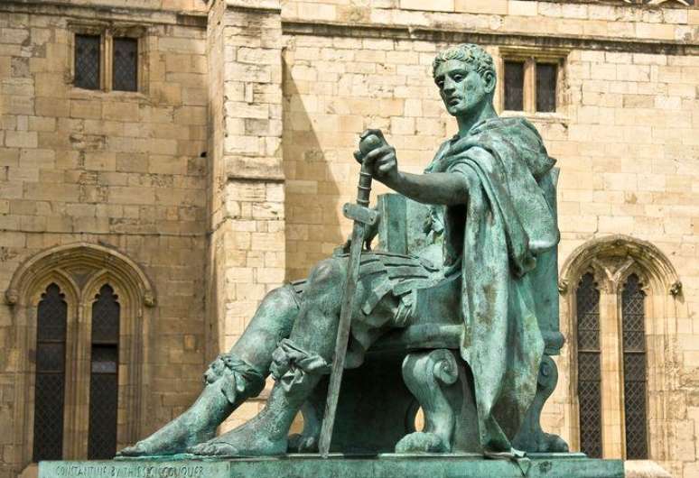 Algumas das vestimentas e cores usadas hoje pelos hierarcas da Igreja Católica foram dadas pelo imperador romano Constantino