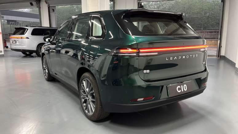 Traseira do Leapmotor C10 lembra um pouco o padrão de luzes dos SUVs da Porsche