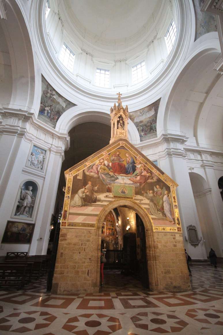 Igrejinha da Porci&uacute;ncula, hoje contida dentro de uma bas&iacute;lica maior, em Assis, na It&aacute;lia. Essa igrejinha do s&eacute;culo 4 era onde Francisco de Assis, Le&atilde;o de Assis e seus companheiros rezavam