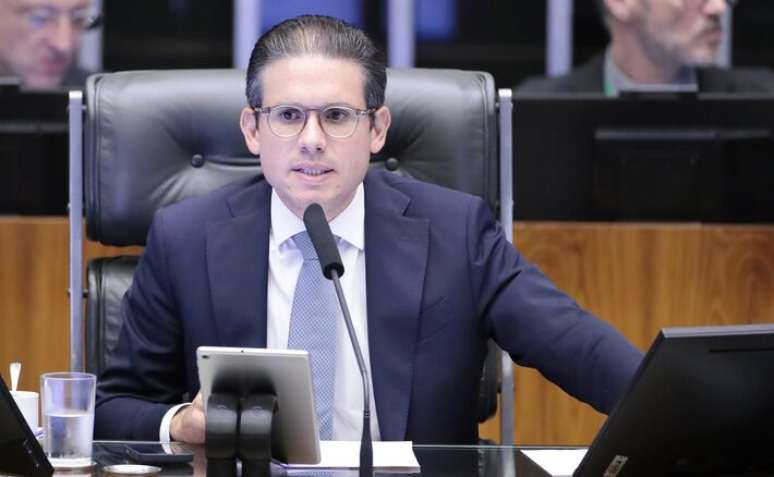 Motta votou projeto para sustar ação penal de Ramagem sob protesto de petistas.