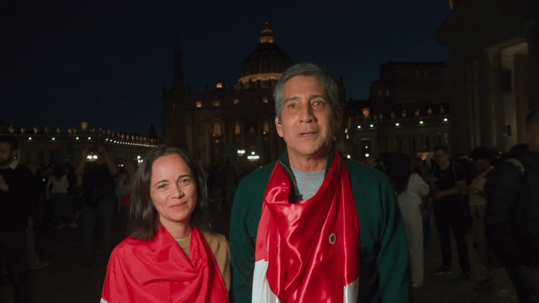 Ela e Rafael s&atilde;o um casal peruano que comemorou a nomea&ccedil;&atilde;o do papa Le&atilde;o 14 como um triunfo pr&oacute;prio