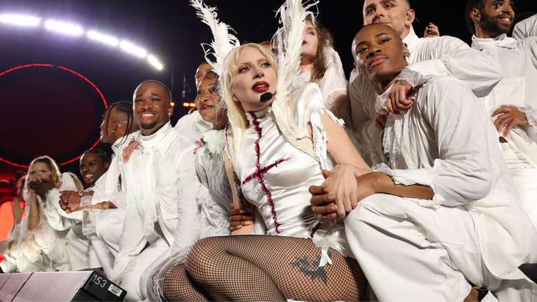 Lady Gaga com dançarinos em show na Praia de Copacabana, em 3 de maio de 2025