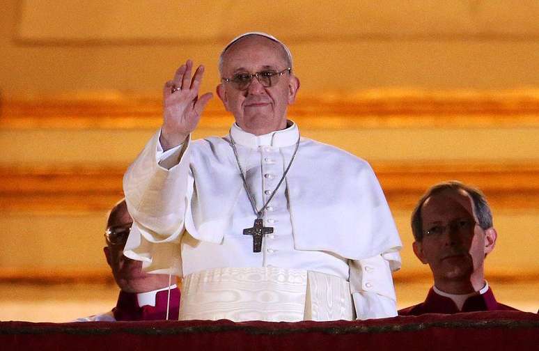 Em 2013, o papa Francisco decidiu dispensar algumas das vestes usadas por outros papas
