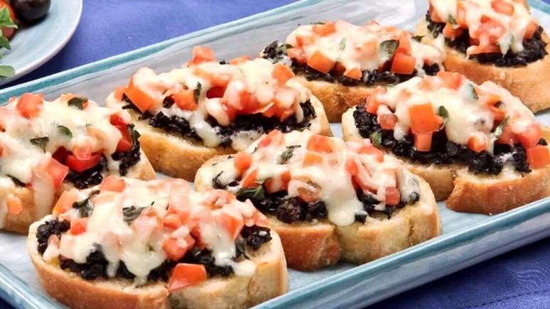 A bruschetta caprese é uma ótima opção entre as entradas para refeições – Foto: Alfredo Franco