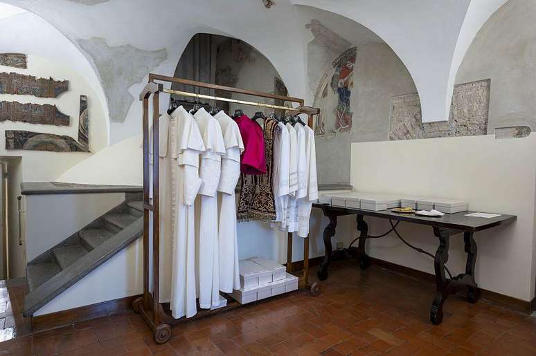 Três conjuntos de roupas, em três tamanhos diferentes, ficam prontos para serem oferecidos ao novo papa